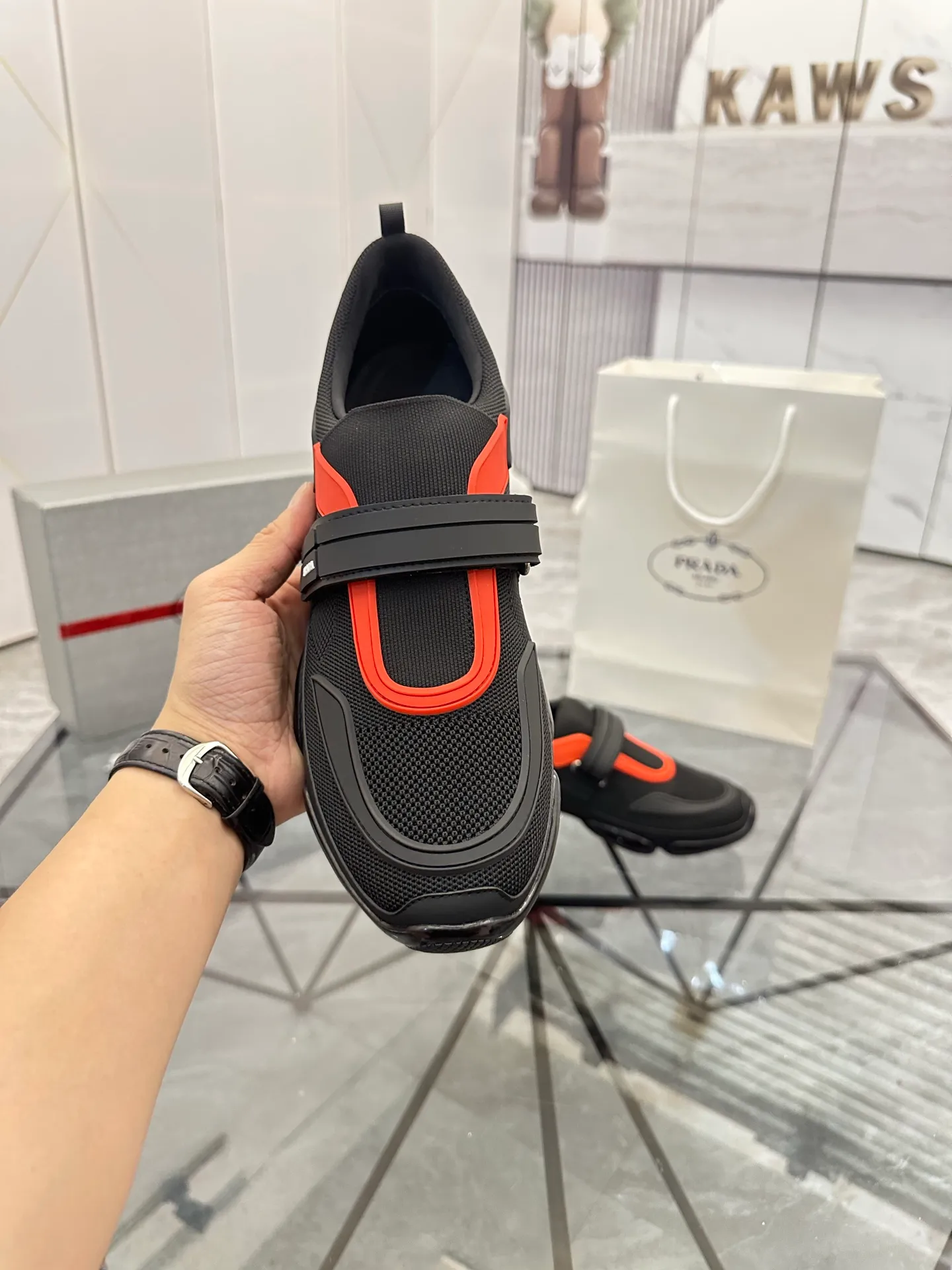 Men's shoes: 💰P500¥ High-end top quality Product trademark: Prada *"Prada*" low-top casual shoes Regular size: 38-45 (can be customized to 46) One size larger Product materials: imported breathable fly weave upper, professional glue-making process, breathable lining, cowhide foot pads, original outsole. No.: 001